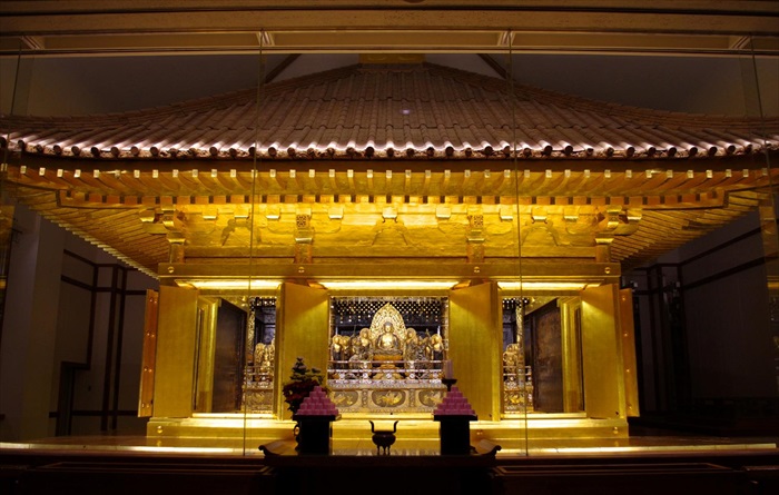中尊寺里的金色堂金碧辉煌，也记载了重要的段段历史，是文化遗产级的景点。