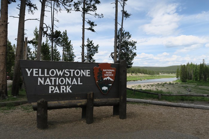 黄石国家公园的西入口；进入世界首座法定森林保护区。