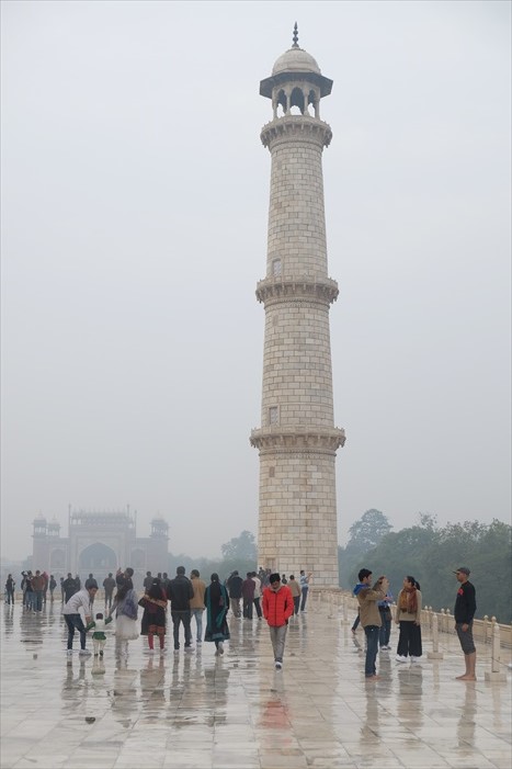 主陵墓的四角建有高耸的白色塔柱，如侍卫般的守护。
