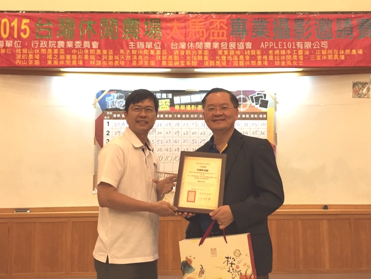 游文宏（左）赠送纪念品与感谢状予评审，谢礼仲老师（中）。 