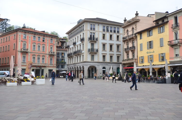改革广场（Piazza della Riforma）周围的建筑有精美的门廊，在此喝茶看人，惬意快活。