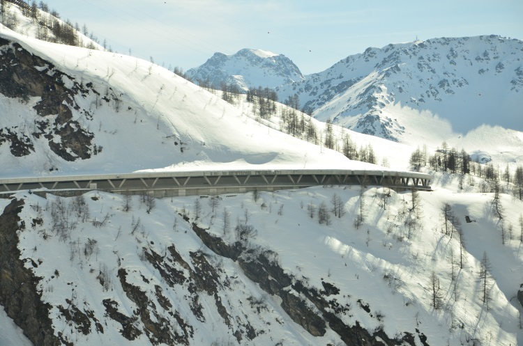 雪山的这些“腰带＂就是供火车或巴士经过的道路，在巍峨山中看起来虽然渺小却是很伟大的工程。 
