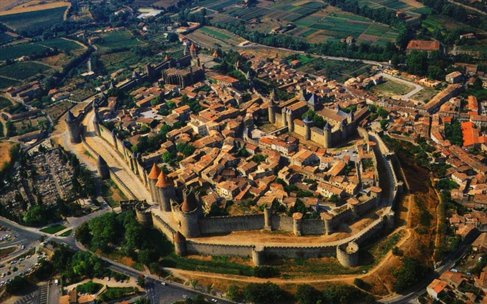网上截取的鸟瞰图，双重城墙和城堡规模清晰可见。