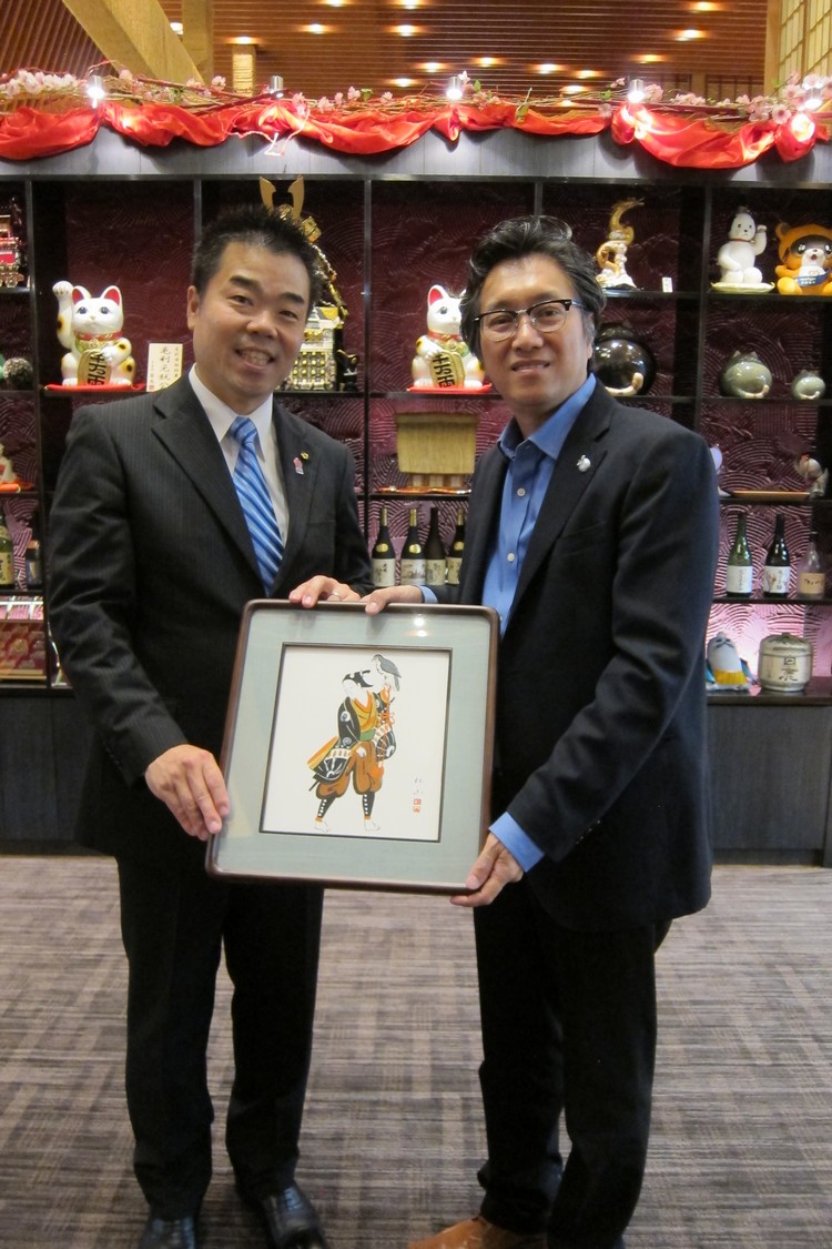 由滋贺县知事-三日月大造（左），赠送纪念品予蘋果旅遊董事经理拿督斯里许育兴（Koh san）。