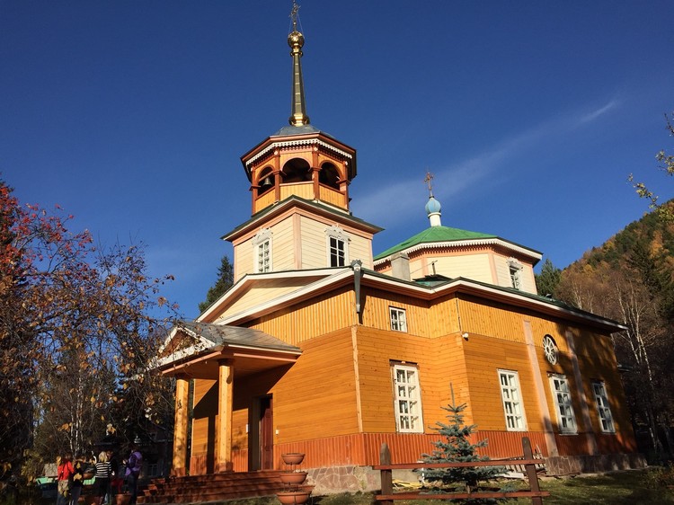 湖旁的东正教木制教堂，守护者贝加尔湖。