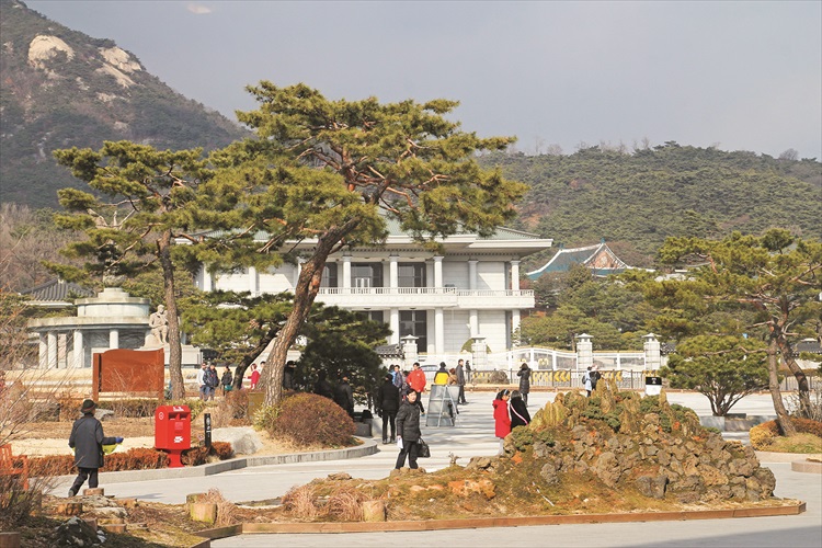 远处可见青瓦台，也就是大韩民国的总统府。