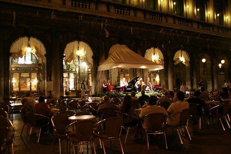 意大利著名咖啡馆之一：佛罗里安咖啡馆（Caffe Florian），位于威尼斯圣马可广场，此咖啡馆被称为"义大利式咖啡宫殿"的典范，是人们社交享乐的场所。