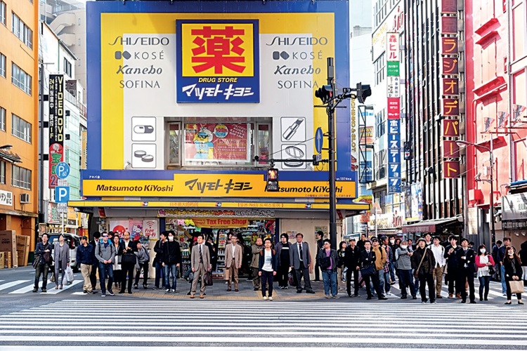 现今人们只要到日本，无论团体旅游 或自由行，药妆店已成了人人必去的“朝圣 地”