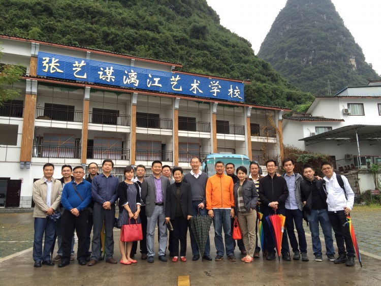 《印象马六甲》团队与《印象刘三姐》团队摄于“张艺谋漓江艺术学校”外。
