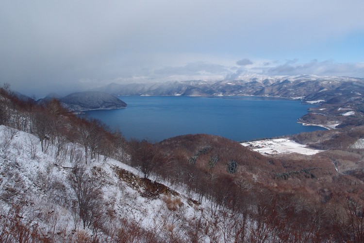 高处眺望北海道的不冻湖--洞爷湖。