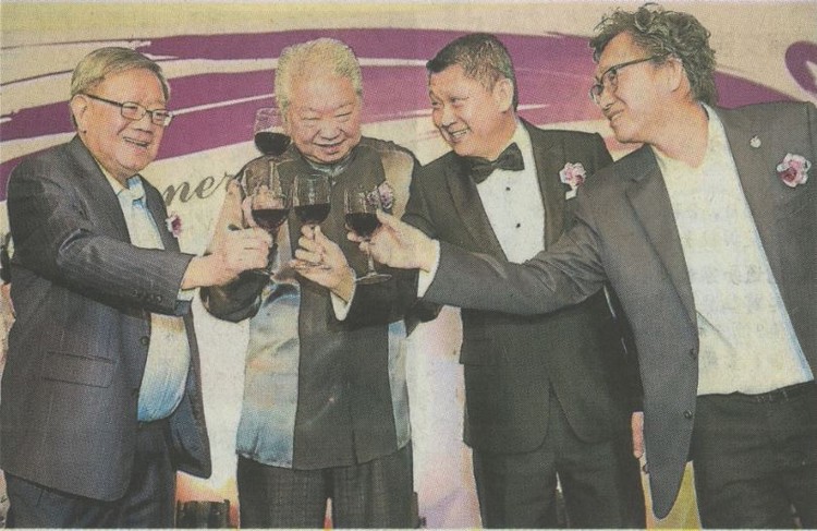 红酒碰杯敬彼此！左起为锺廷森、蔡澜、李益辉和许育兴。
