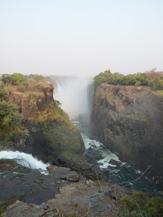 维多利亚瀑布以宽约1.7千米、高约128米、每秒平均935立方米的流量，与美加的尼亚加拉大瀑布、南美洲的伊瓜苏大瀑布并列为世界三大瀑布。