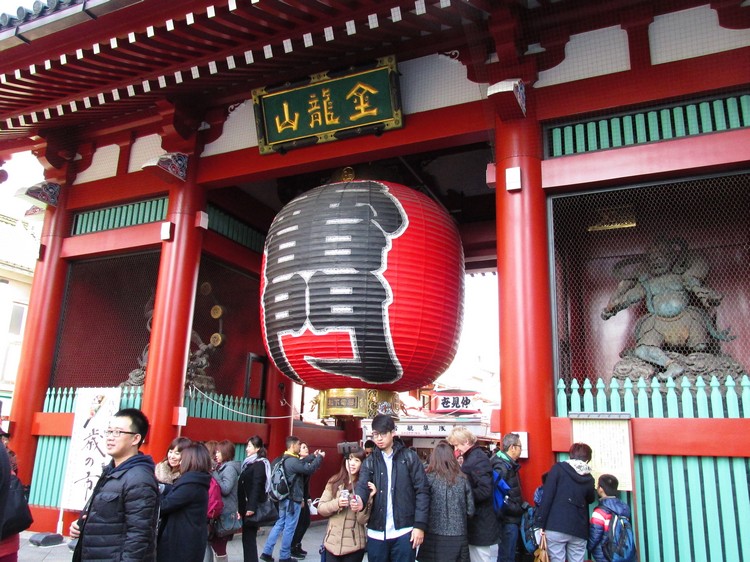 寺院的大门叫“雷门”，正统名称原是“风雷神门”。
