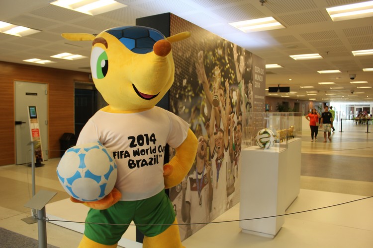 里头还有展示馆，都是摆放着有关足球的物品如世界杯、众多人气国际足球员的球衣等供人们一看。