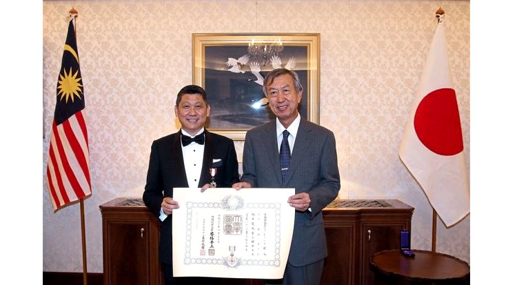 A great honour: Lee San (left) posing with Japan’s ambassador to Malaysia Dr Makio Miyagawa after he was conferred ‘The Order of The Rising Sun’ by the ambassador on behalf of the Emperor of Japan.