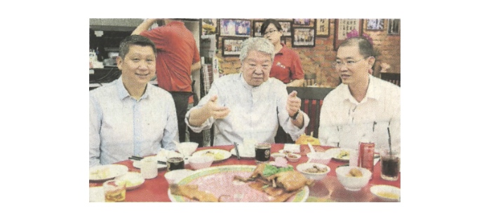 祖籍广东潮州的蔡澜（中）在潮顺隆菜馆内，分享潮州美食心得。左起为李益辉及“印象马六甲”总执行长巫光伦。