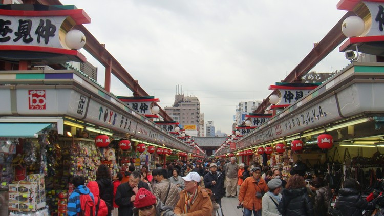 仲见世步行街- 日本最古老的步行商业街，其实是一条从雷门通往浅草寺前广场的一条参拜道路。商店街所售卖的都是各地的土特产及精美的吉祥物饰品，这里也还能品尝到当地人喜爱的小吃。