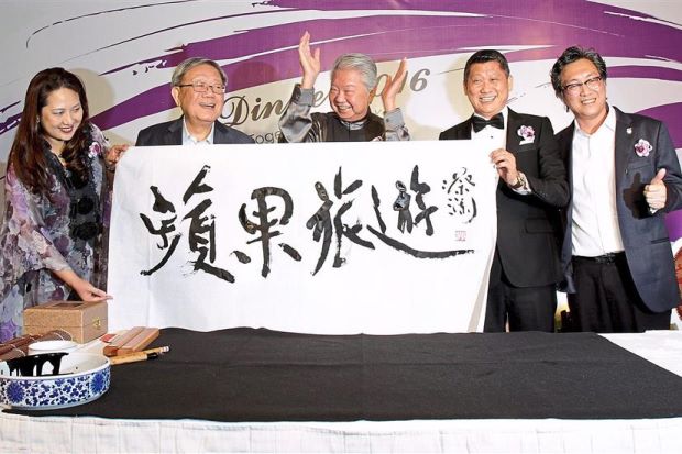 Chua (third from left) presenting his calligraphy scroll as a gift to Apple Vacations while Apple Vacations finance director Datin Seri Loo Li Ping (far left), Lion Group Malaysia chairman Tan Sri William Cheng Heng Jem (second from left), Lee (second from right) and Koh (far right) looks on. — Photos: YAP CHEE HONG/The Star