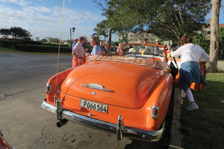 老外可能发觉他的老旧车，出现在古巴街道上。