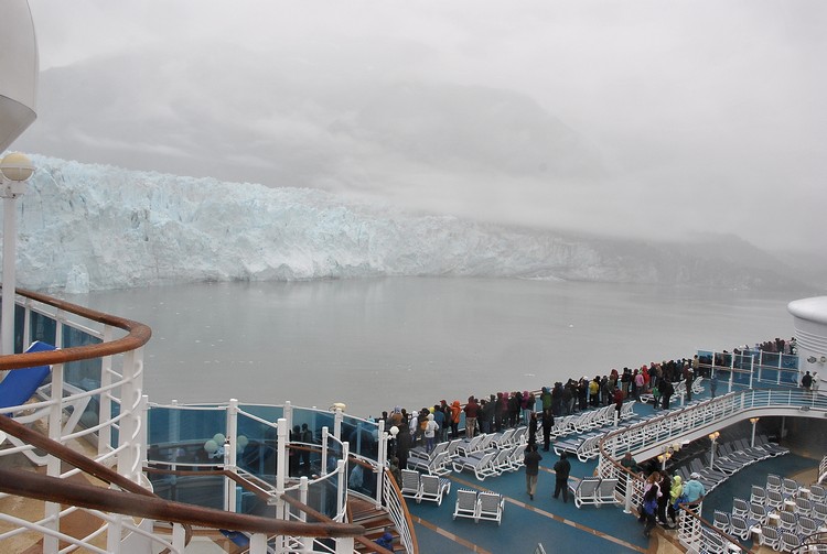 在冰川湾看冰川逐块裂开、崩落，感受大自然震慑人心的力量。