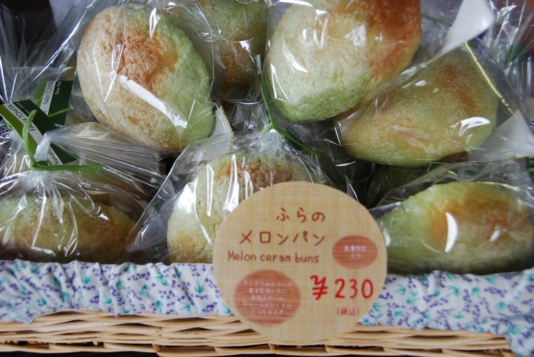 蜜瓜相关制品在其产季时也很盛行，图为蜜瓜面包。