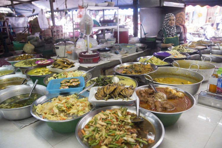 在合艾，处处可见当地巫裔回教徒，包括这家热食档，倍感亲切。