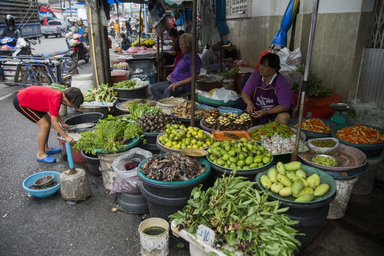大街上的蔬果摊贩，连小螃蟹都有出售，想做泰式沙拉，一个档口就能买齐材料。