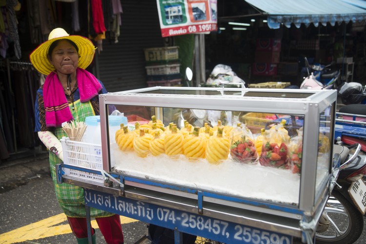 在泰国一定要吃迷你黄梨，多汁甜美好消暑。