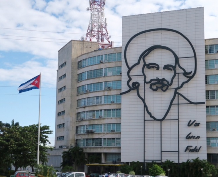 古巴仅见的广告牌；卡斯特羅与格瓦拉！旅游古巴得趁越早越原汁原味。