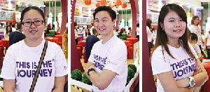 蘋果亞洲资深柜台销售专员陈慧珊（左）、张晓燕（右），与蘋果亞洲柜台销售专员刘俊荣（中），分别作为这次旅展的日本、韩国和台湾，以及中国展摊负责人。