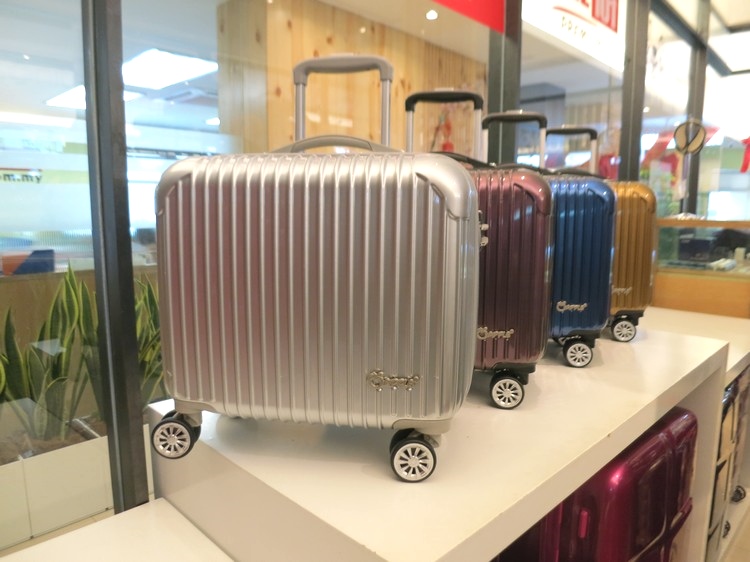 为欢庆20周年与回馈顾客而推出的限量纪念款手提行李箱。