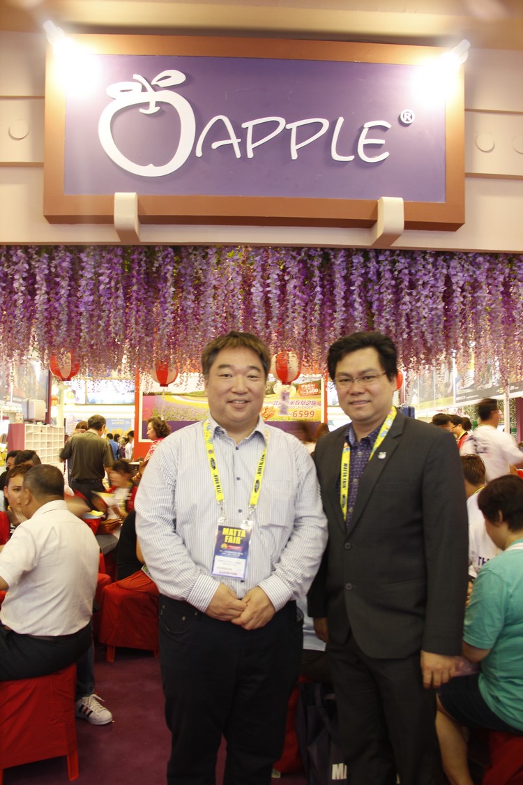 Manabe san（左）和新加坡蘋果旅遊执行董事 张炳珊在紫藤花前留影。