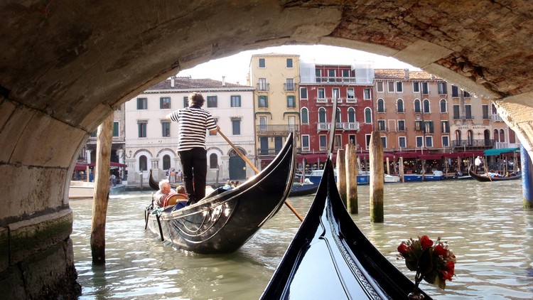 乘坐贡多拉，是游览威尼斯的最佳方式之一。