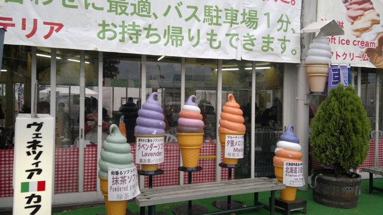 路边也售卖多种特色零嘴小吃，色彩缤纷的冰淇淋是其中一款最易让人“失手”的甜品之一！
