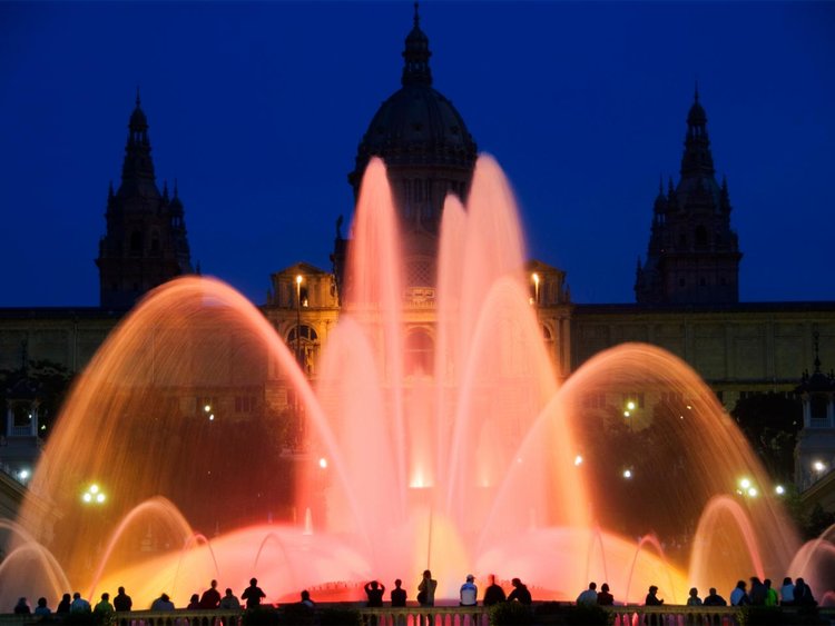 西班牙夜间的喷泉。