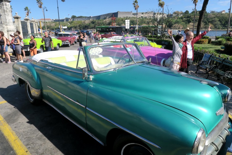 古董车成为了哈瓦那的 旅游活招牌；50-60年代的身份。