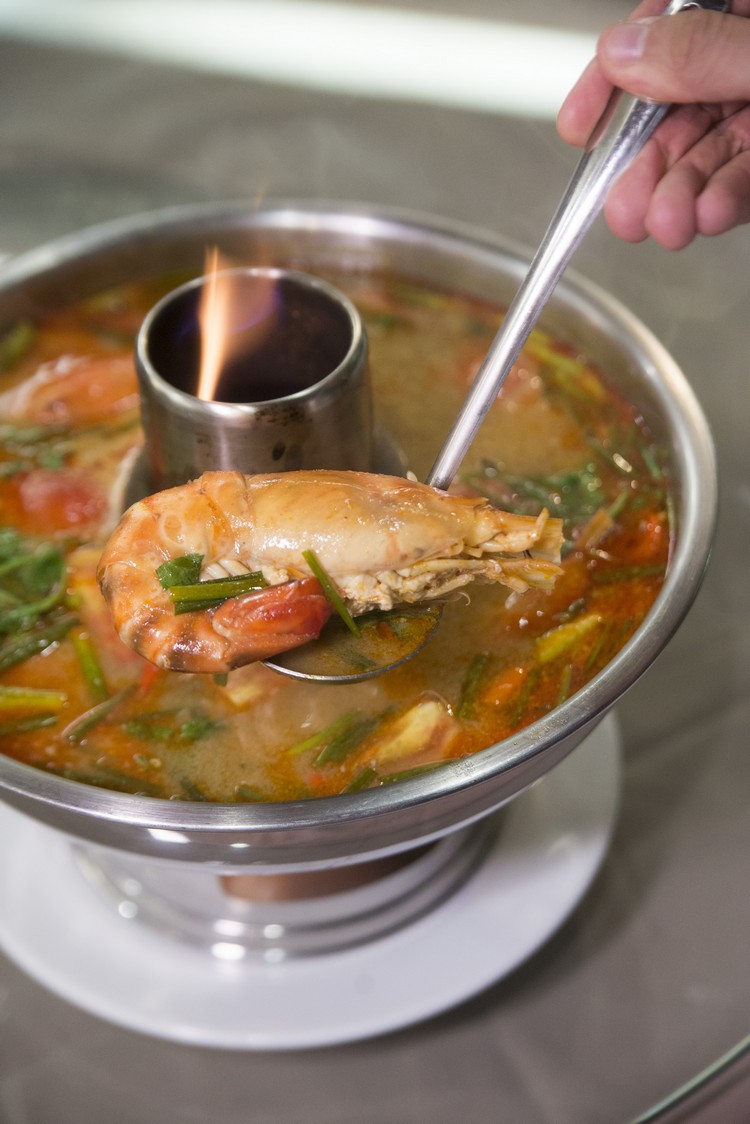 Tom Yum Fresh Water Shrimp（600泰铢） 用新鲜淡水大头虾熬煮的蘑菇冬炎汤，酸辣有劲，虾味渗透汤中，挺滋味。