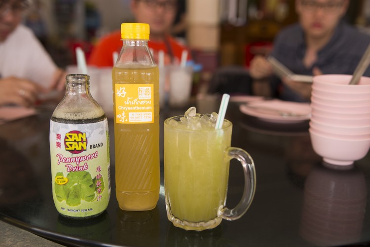 绿蛤壳草汁（左）常见于泰国和越南，又名崩大腕，属清热解毒的凉茶。