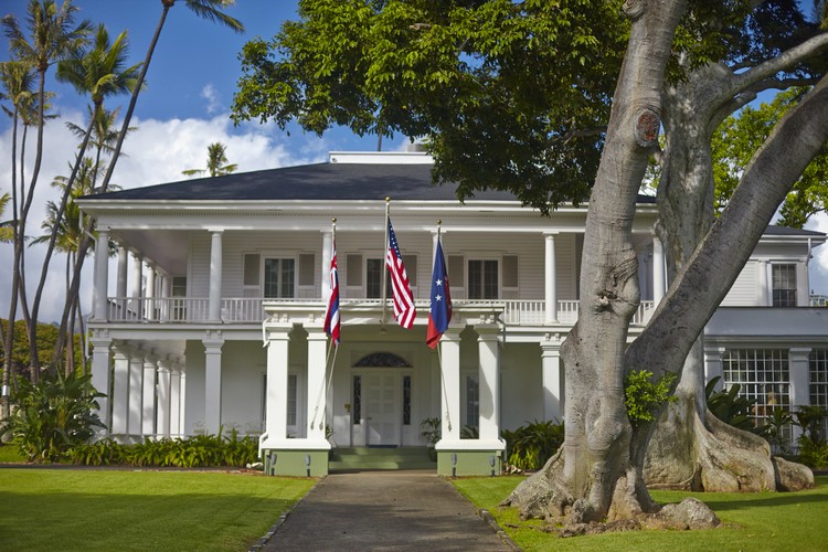 夏威夷州长官邸（Washington Place）是一座被浓密树荫包围着的白色建筑，它除记载着利留卡拉尼奴王的过去和生活，也是夏威夷国家历史建筑地标。