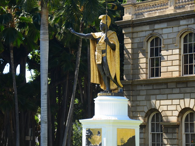 卡美哈美哈国王（King Kamehameha the Great）的雕像矗立在夏威夷州最高法院——阿莱伊奥莱尼希勒大楼的正前方。