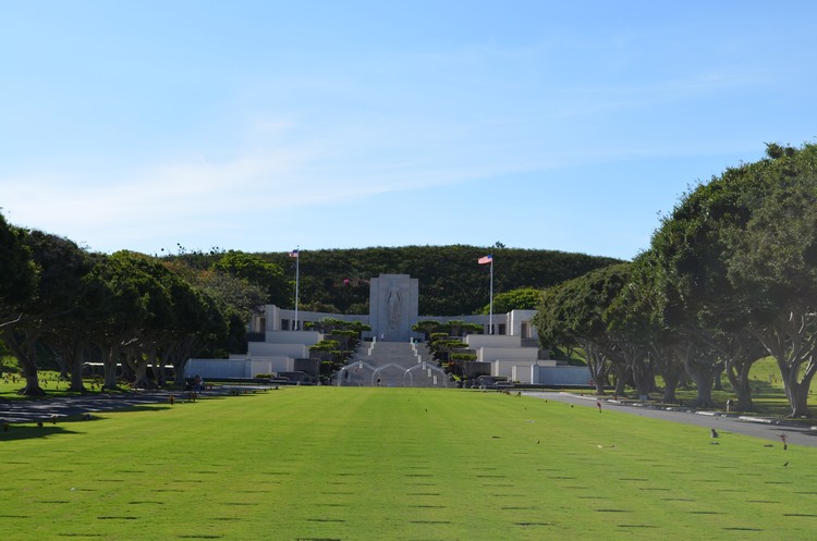 太平洋国家纪念公墓位（Punchbowl National Memorial）于庞其包尔死火山口上，接近5万名士兵长眠于此。