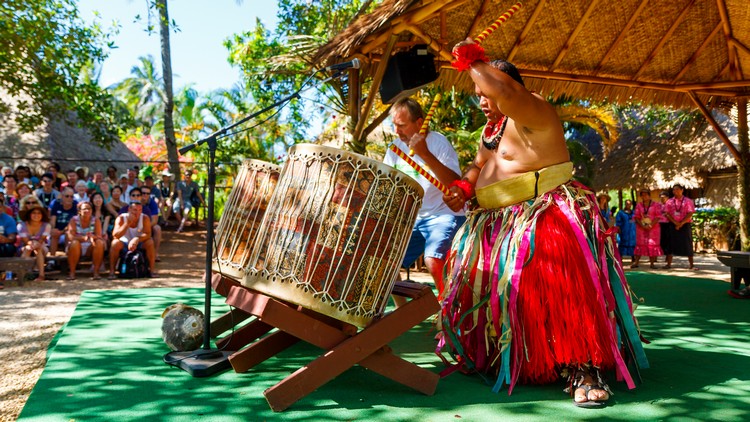 表演者透过乐器、服装、舞蹈来展现他们的民族特色。