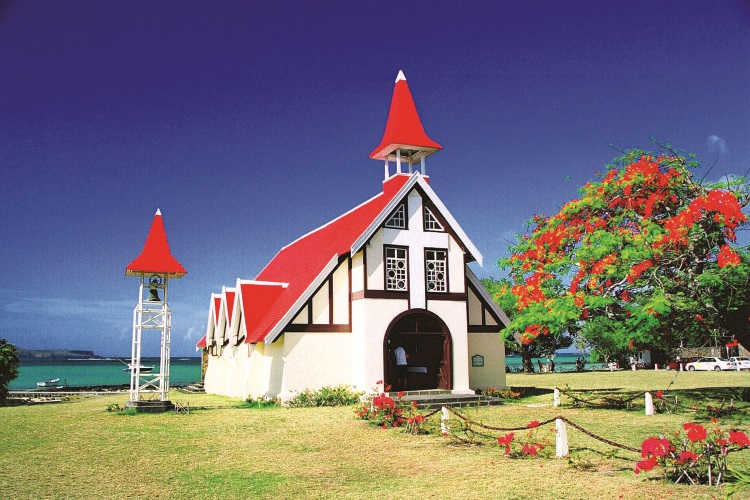 红顶教堂如诗如画的风景是毛里求斯明信片上最常见的景致。
