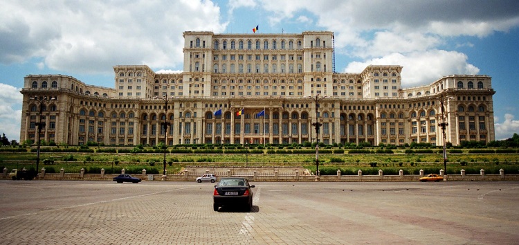 罗马尼亚布加勒斯特，国会宫; 全球第2大单一建筑物。麦克杰申是第一人在这演讲。