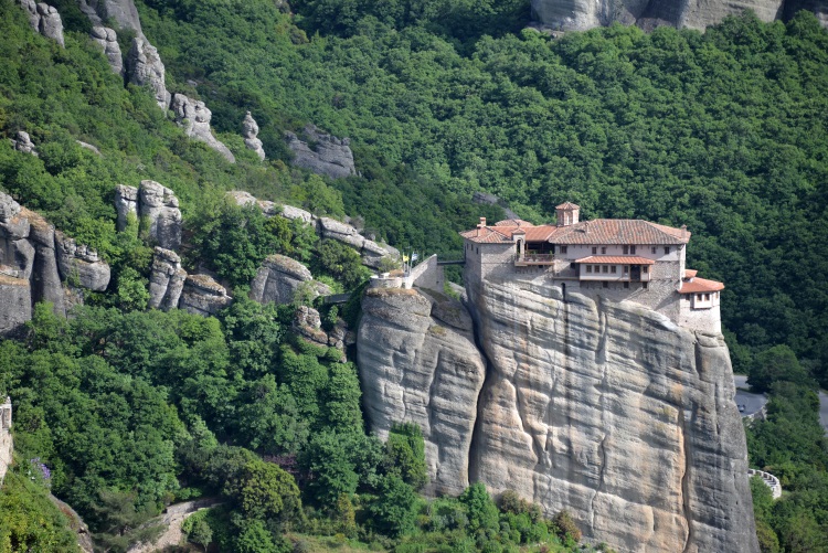米特奥拉修道院（希腊北部）；著名的悬崖建筑，世界文化遗产。这是建在一座拔地而起的区大山岩的顶点。以黑暗时代与第一隐士和僧侣作为铺设的基础，以致成为最吸引的建筑作品之一。