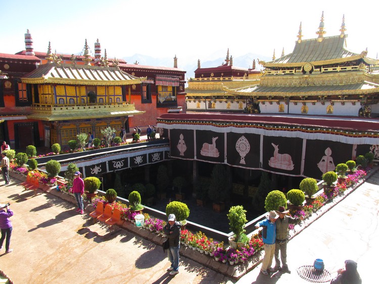大昭寺高4层，其中金顶、斗拱展现了汉族建筑风格，碉楼、雕梁则是西藏的样式。