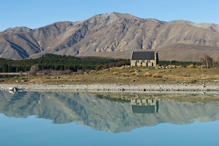 位于湖畔的好牧羊人教堂，和山水交织出梦幻般的景致。