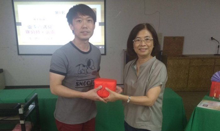 三富休闲农场女主人 徐蔡玲珠（左），颁发奖品给第四天的冠军——《食尚游》杂志代表，江良达！