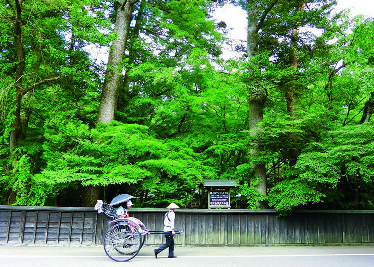 角馆的街道上不时有人力车来回穿梭，让人仿佛有种回到江户时代的错觉。