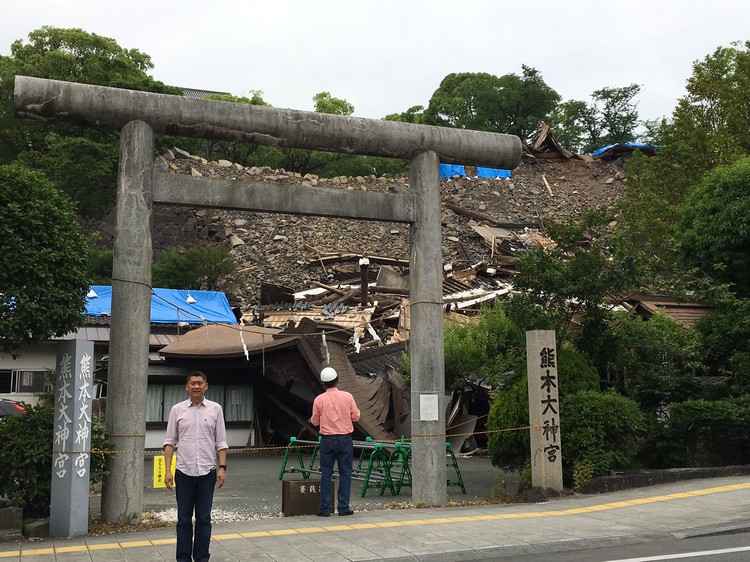 熊本大神宫已经完全坍塌；但门前的鸟居牌坊却完好无损。